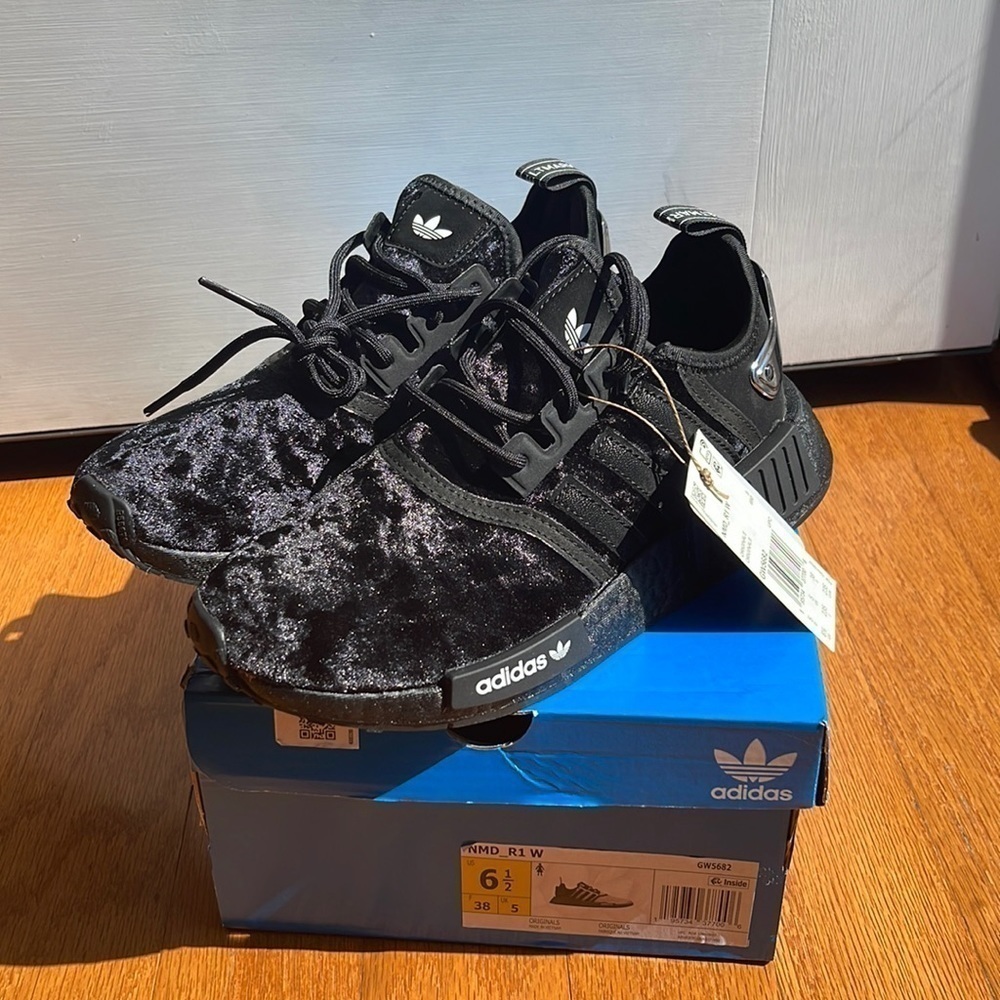 Adidas Velvet Black Shoes Size 6.5